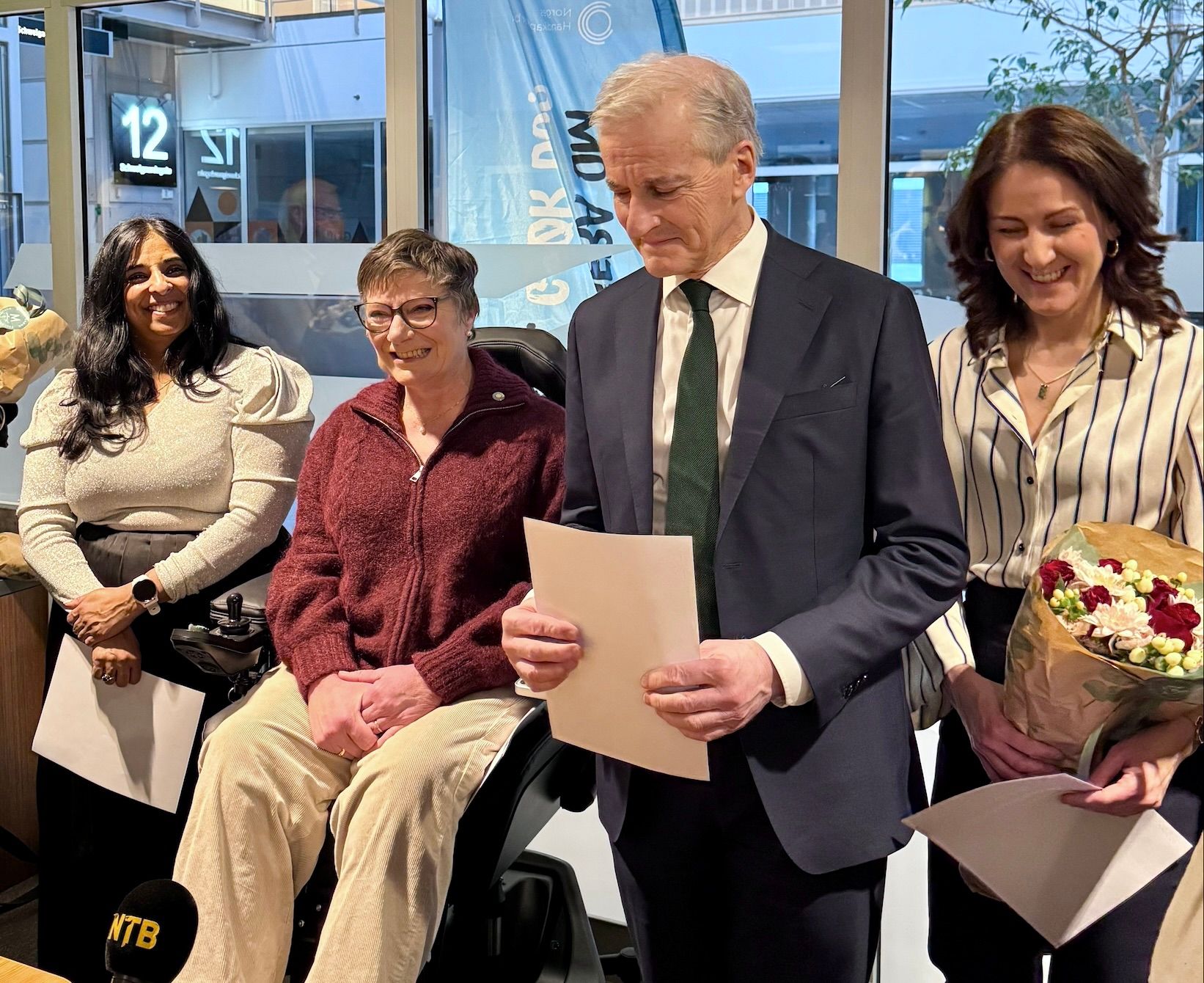 F.v: Kultur- og likestillingsminister Lubna Jaffery, leder i Handikapforbundet Tove Linnea Brandvik, statsminister Jonas Gahr Støre, arbeids- og inkluderingsminister Tonje Brenna smiler under pressekonferansen.