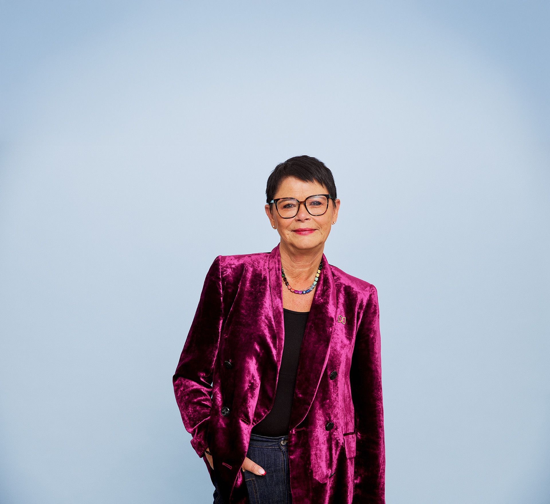 Forbundsleder Bjørn-Tore Lunde og generalsekretær Inger Helene Venås stående side om side, smilende og vendt mot kameraet med blå dressjakker og jeans, foran en rustrød murvegg