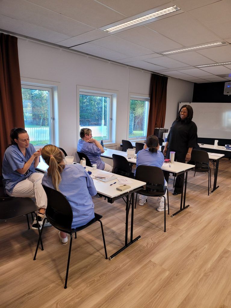 Helsepersonell i klasserom hvor de får opplæring i hørsel