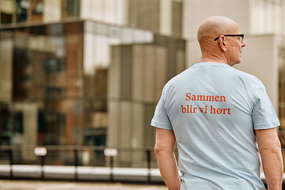 Artisten Ida Maria iført oransje "Hvert øre teller"-t-skjorte