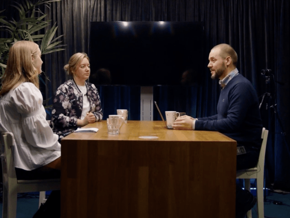 Tre mennesker fra "Hør på meg"-podcasten sitter rundt et bord