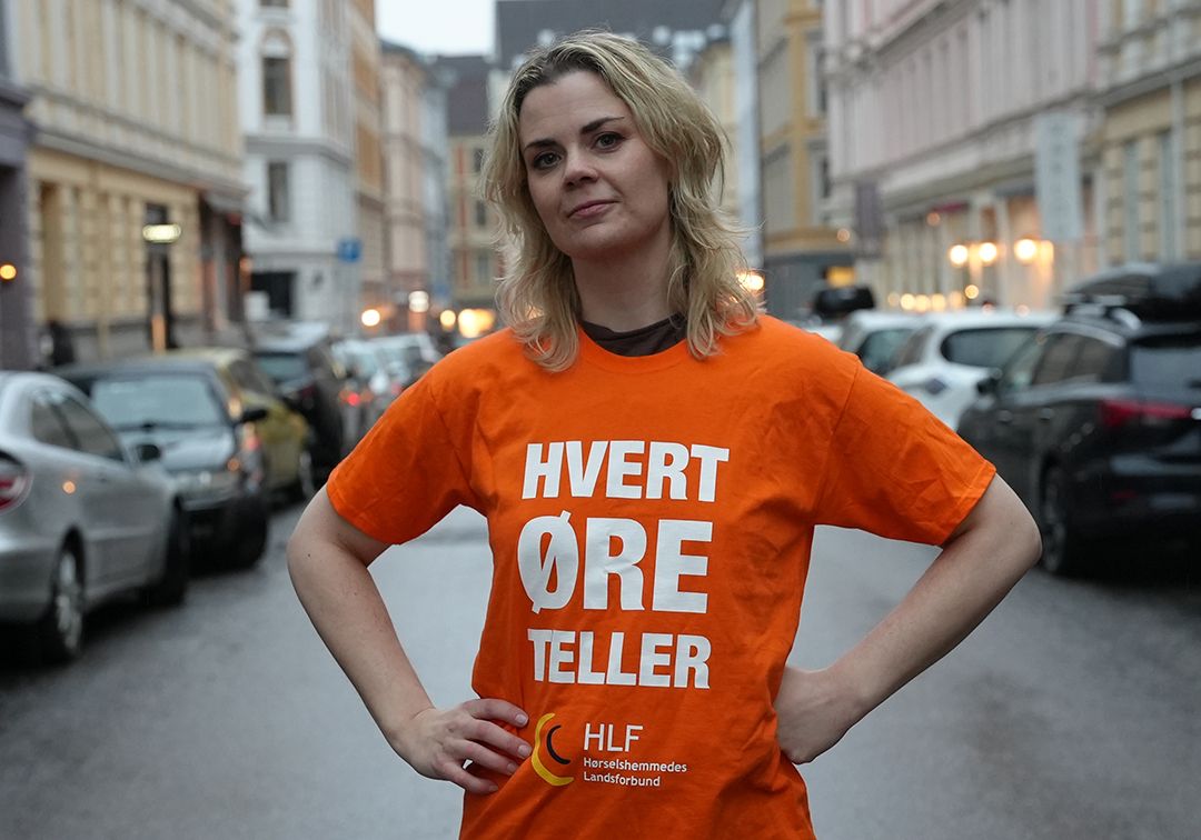 Artisten Ida Maria iført oransje "Hvert øre teller"-t-skjorte