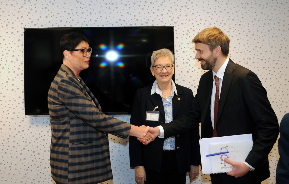 Inger Helene Venås og helseminister Jan Christian Vestre håndhilser, mens Bjørg Kampestuen Berntzen smiler mot kameraet.