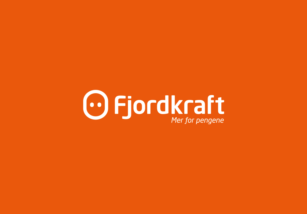 Hvit Fjordland-logo på oransje bakgrunn