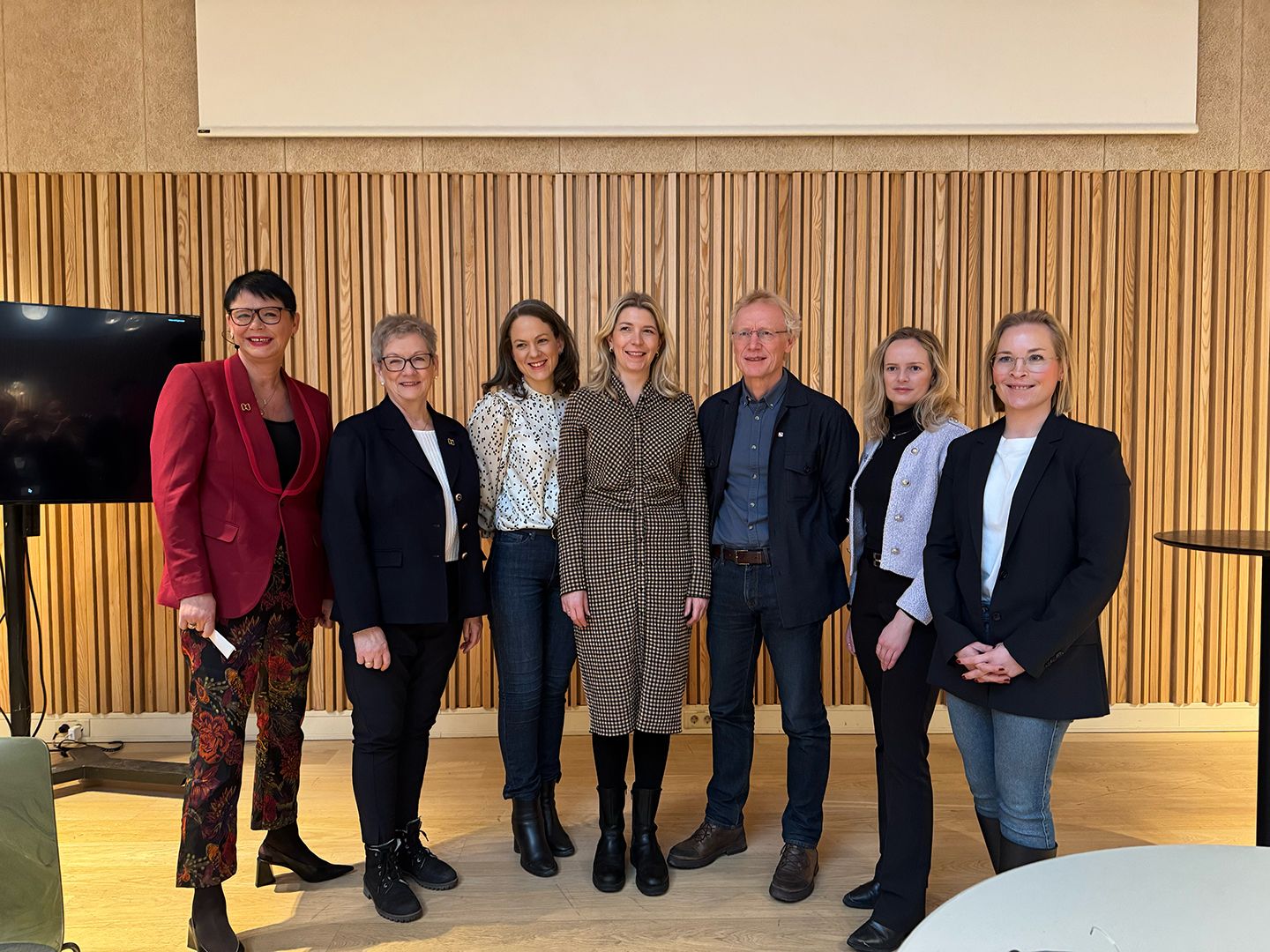 Gruppebilde av generalsekretær Inger Helene Venås, forbundsleder Bjørg Kampestuen-Berntzen, statssekretær for arbeids- og inkluderingsdepartementet, Ellen Bakken, direktør i NAV Oslo, Maria Schumacher Wahlberg, nestleder i LO, Steinar Krogstad, Mina Henni Røhme, Oslo Economics og Helene Dahl Jørum, Itera.